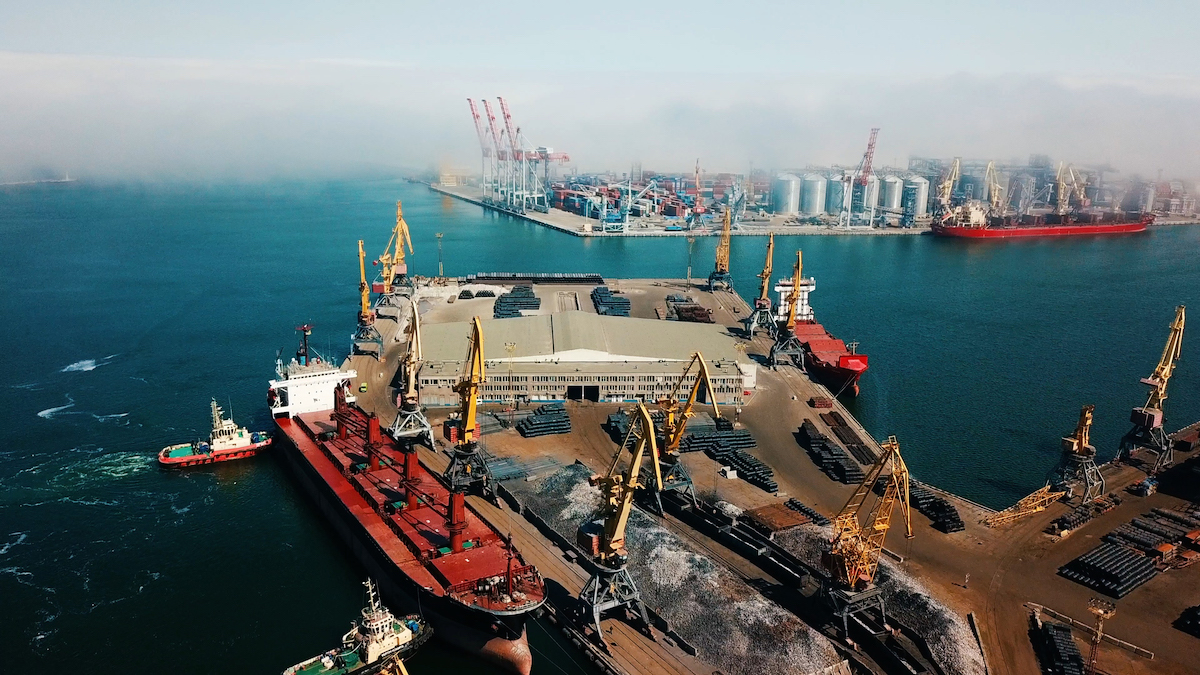 Immagine di un porto realizzata con un drone