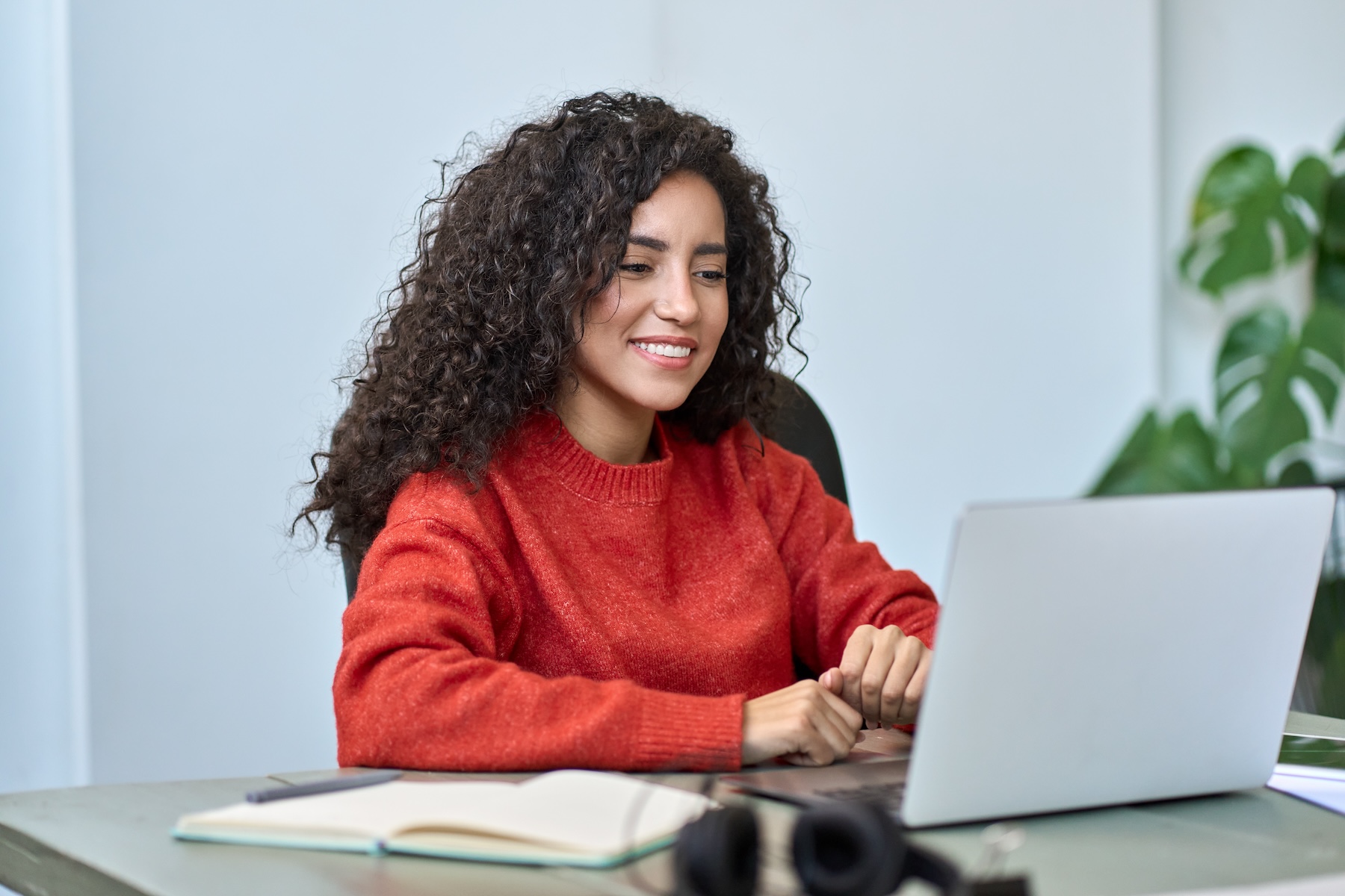 Donna che assiste a un evento formativo online