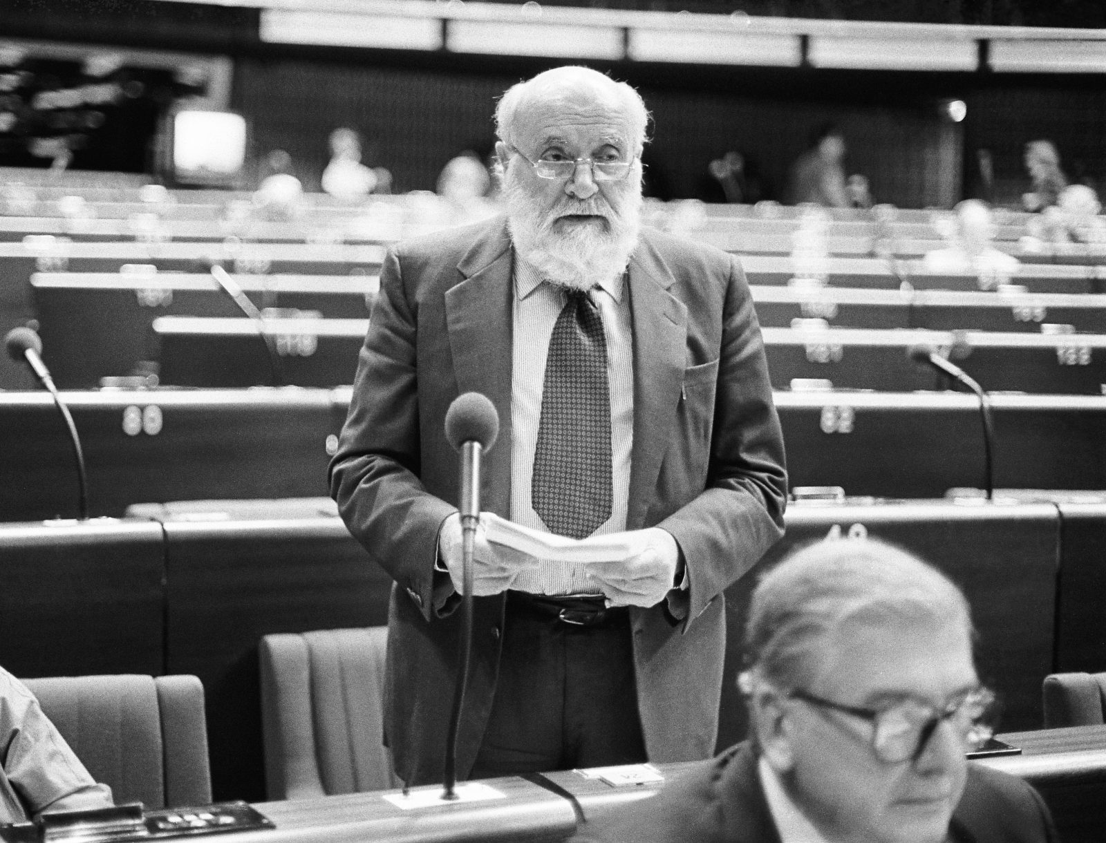 Ritratto di Altiero Spinelli parlando in assemblea